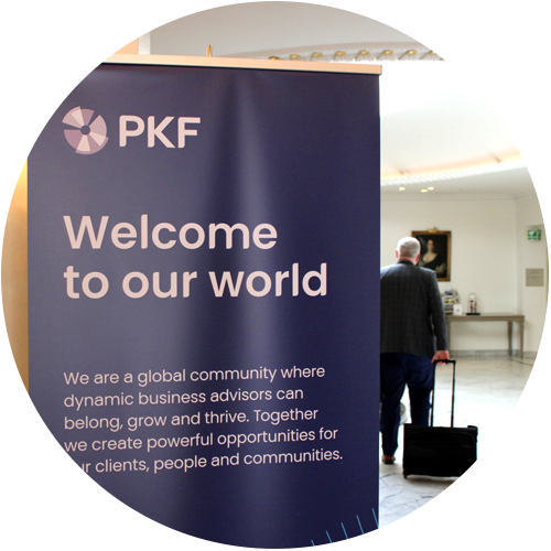 A PKF presta serviços externos de recrutamento, 